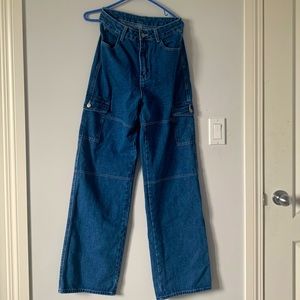 Baggy, dark wash cargo jeans